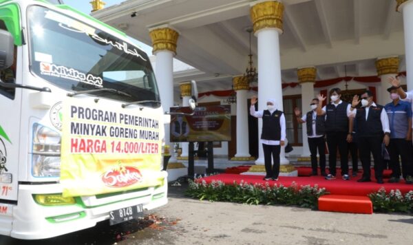Pemprov Jatim gelontorkan 2,7 juta liter minyak goreng untuk pedagang pasar tradisional
