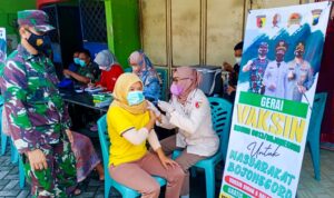 Tim Vaksinasi Mobile Kodim 0813 terjun ke pasar Kapas, Sumberrejo dan masjid Baabus Shofa