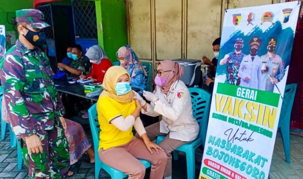 Tim Vaksinasi Mobile Kodim 0813 terjun ke pasar Kapas, Sumberrejo dan masjid Baabus Shofa