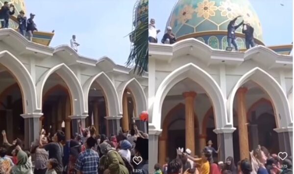 Viral! bagikan uang dari atas Masjid, bikin geleng-geleng
