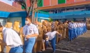 Viral! Siswa nyaris terjatuh saat saat salam-salaman, Netizen: Ngecheat