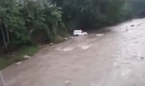 Viral aksi ambulans terjang derasnya arus sungai bikin deg-degan