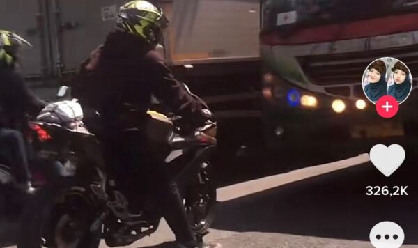 Aksi pemotor hadang bus lawan arus tuai pujian