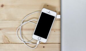 Cara mengatasi iPhone mendadak tidak bisa di charge, jangan panik