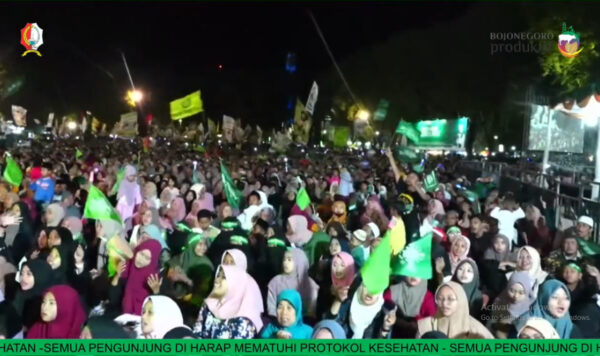 Habib Syech datang di Bojonegoro, ribuan syekher mania tumplek blek di alun-alun