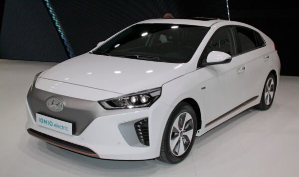 4 Mobil Listrik di Indonesia Dilengkapi Harga dan Spesifikasinya