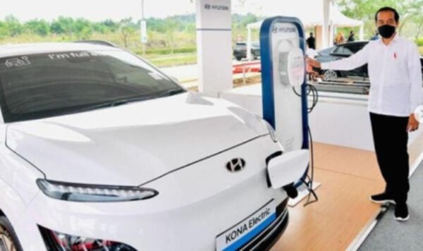 Soal mobil listrik, ini 4 perintah khusus Presiden Joko Widodo ke Kapolri