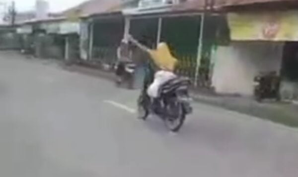 Aksi Emak-Emak Bahayakan Pengendara Lain Ini Bikin Kesal