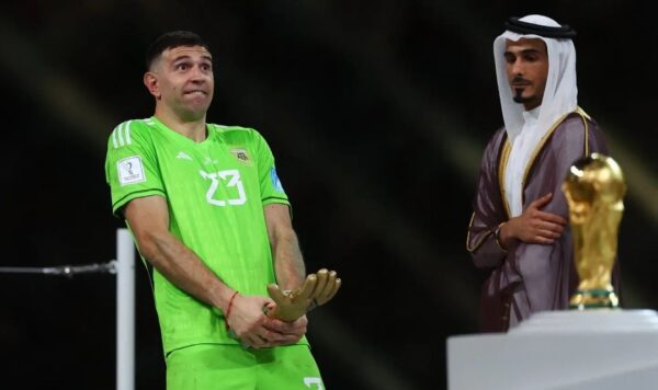 Selebrasi Emiliano Martinez Tuai Kecaman