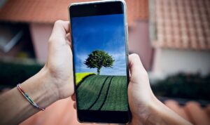 Cara Mengatasi Layar Bergerak Sendiri di Smartphone