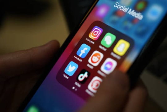 Layar LCD berbayang