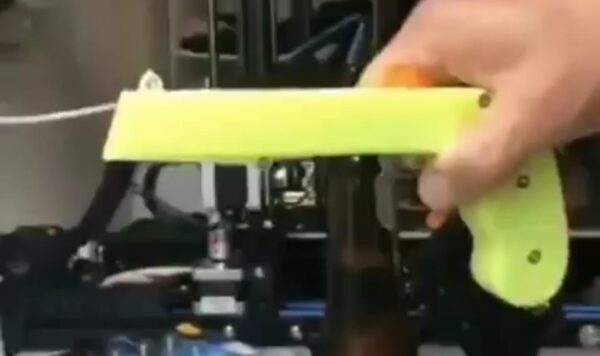 Alat Pembuka Botol Ini Seperti Pistol yang Bisa Menembak