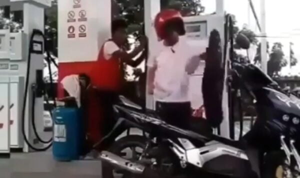 Kocak, Pengendara Ini Gelut Lawan Jok Motornya