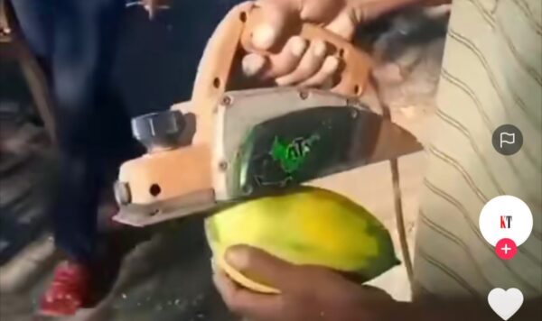 Diluar Nalar, Bapak Ini Kupas Mangga dengan Cara Anti-Mainstream