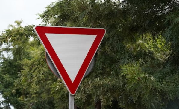 Rambu Segitiga Terbalik