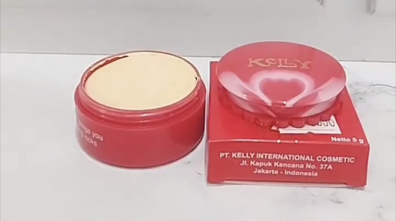 Cara Wajah Lebih Cerah dan Mulus Rahasia Bedak Kelly Campur Air Mawar Viva Sebelum Tidur