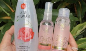 Dapatkan Cahaya Kulit Alami! 6 Trik Bikin Toner dari Air Mawar Viva dan Lemon. Wajah Iridescentmu Akan Selalu Berseri!