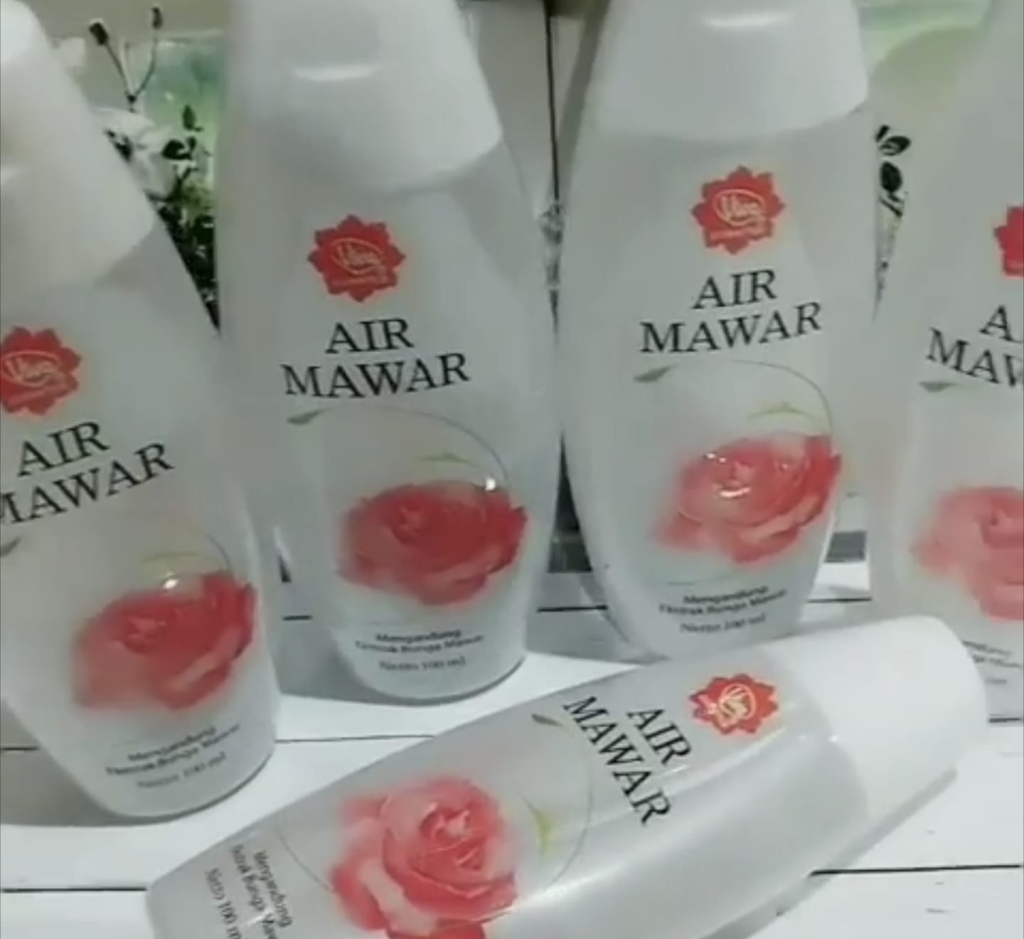 Hanya dengan 15 ribuan, ini dia keajaiban Air Mawar Viva untuk Kulit Wajah! 5 Manfaat Luar Biasa yang Mampu Menghilangkan Lingkaran Gelap di Area Mata