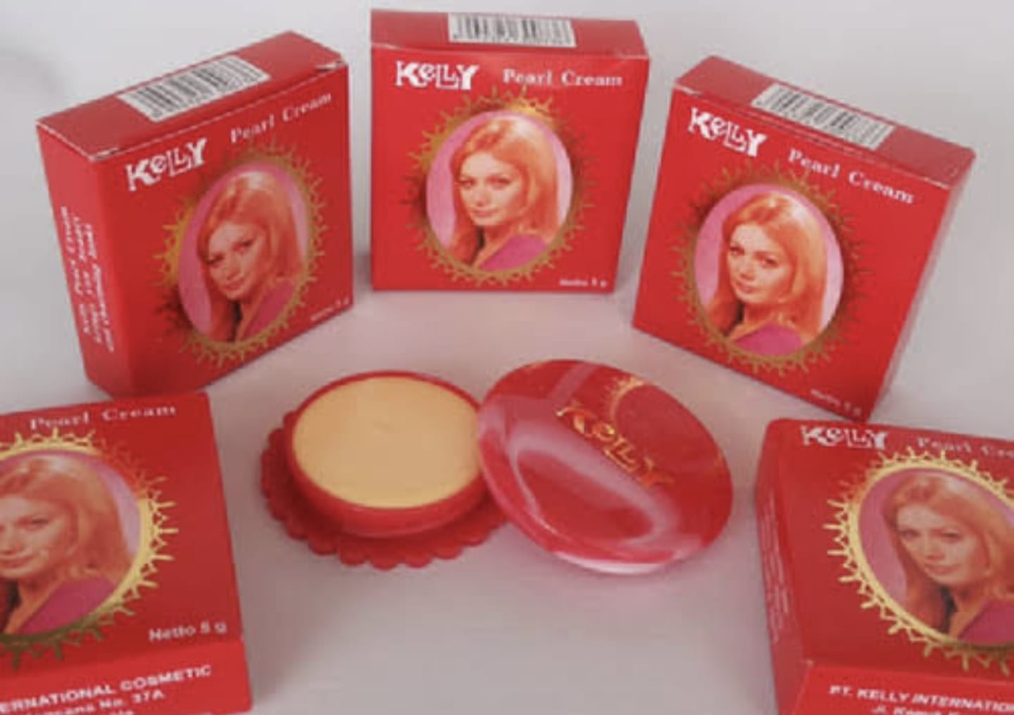 Kulit Putih Bening Seperti Model! Temukan Trik Cantik Terbaru Dengan 3 Cara Pakai Bedak Kelly dan Campuran Bahan Ajaib Ini!