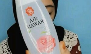 Oleskan Krim Pemutih Air Mawar Viva Setiap Hari dan Lihat Transformasinya! Kulit Akan Terlihat Putih Bersinar Layaknya Artis Ternama