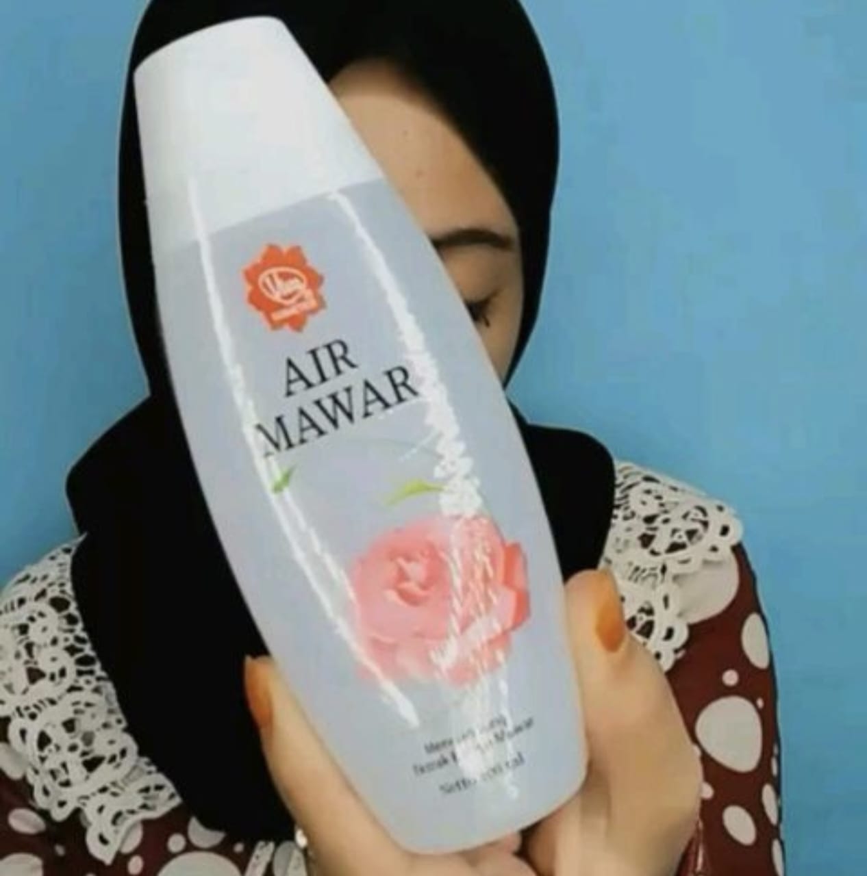 Oleskan Krim Pemutih Air Mawar Viva Setiap Hari dan Lihat Transformasinya! Kulit Akan Terlihat Putih Bersinar Layaknya Artis Ternama