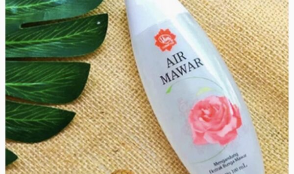 Oleskan campuran krim Bedak Kelly dan air mawar Viva sebelum tidur untuk wajah bebas flek hitam dan bercahaya. Tertarik? Inilah caranya!