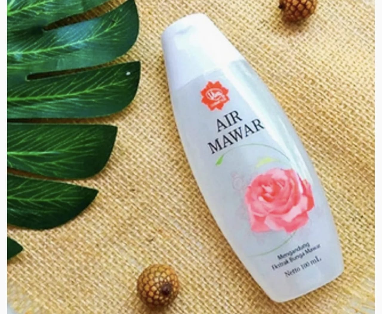 Oleskan campuran krim Bedak Kelly dan air mawar Viva sebelum tidur untuk wajah bebas flek hitam dan bercahaya. Tertarik Inilah caranya!
