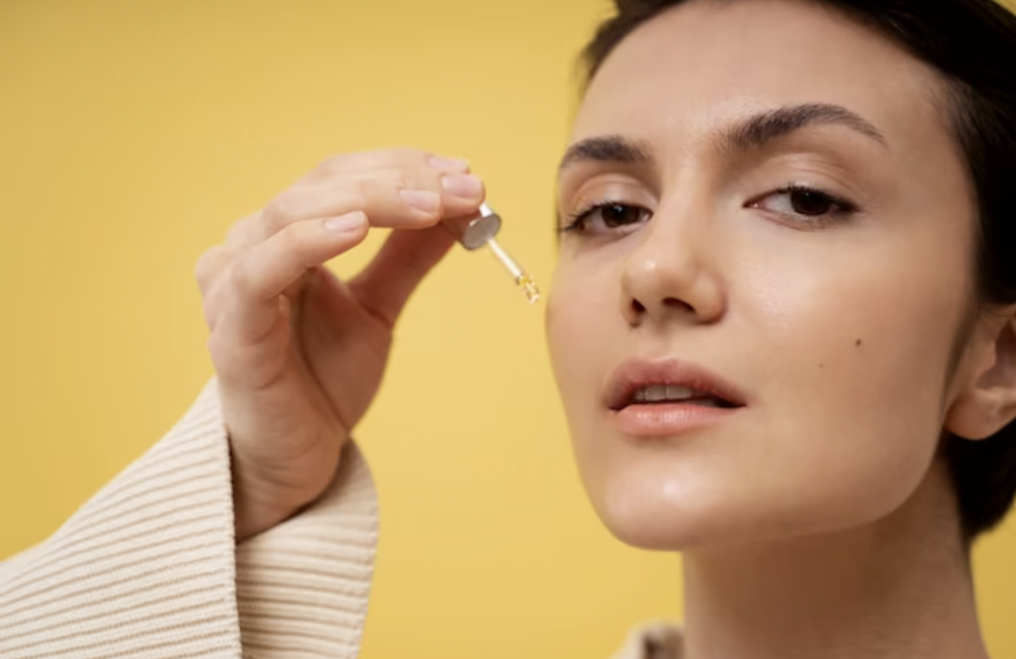 Penting! Rahasia Menggunakan Essence, Serum, dan Moisturizer Urutan yang Tepat untuk Kulit Bersinar!