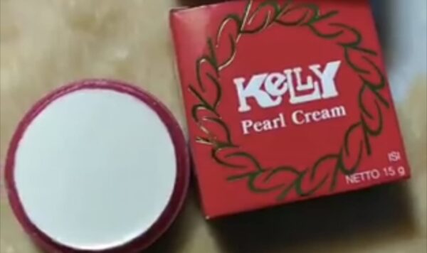 Tips Samarkan Flek Hitam dan Jerawat Hanya dengan 8 Ribuan: Gunakan Bedak Kelly dengan Teratur dan Temukan 4 Manfaat Lainnya