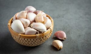 Trik Ampuh Mengonsumsi Bawang Putih Mentah untuk Menurunkan Berat Badan dengan Cepat! Kamu Harus Coba!