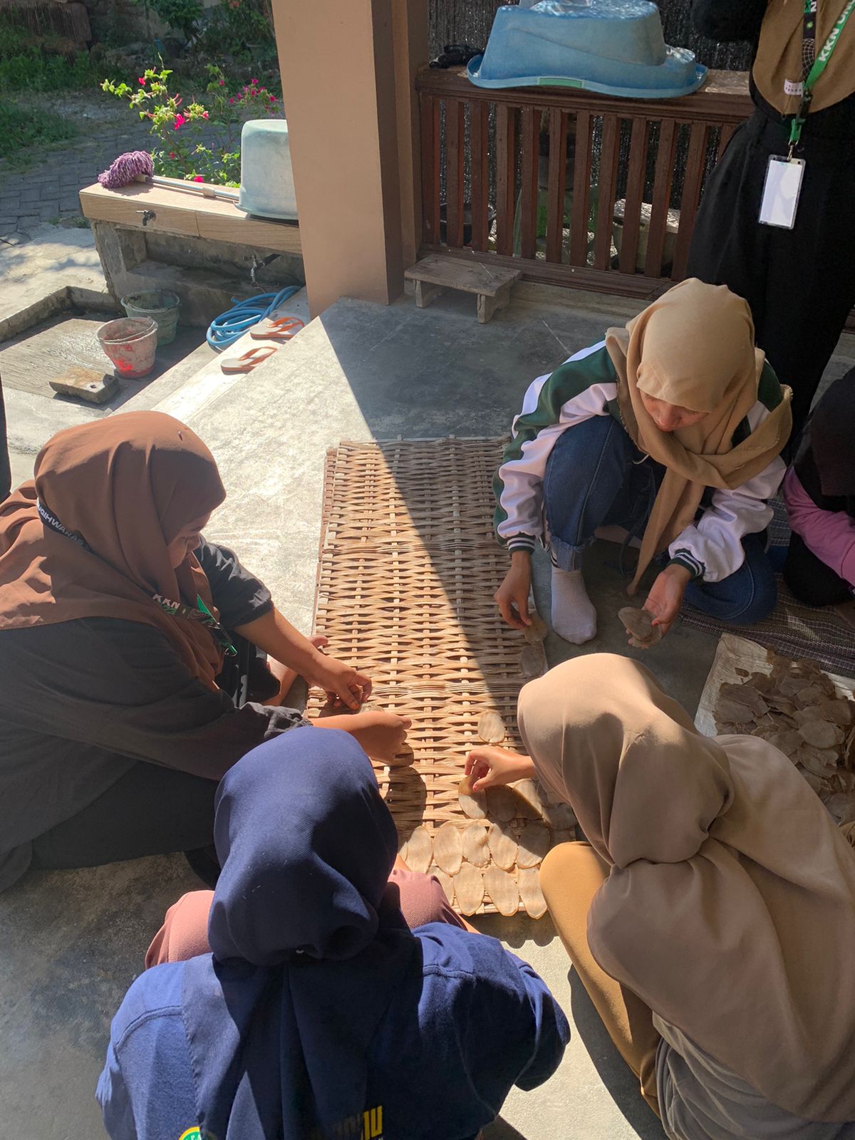 Serunya Pembuatan Krupuk Puli Bersama Mahasiswa KKN Kelompok 28 dari UNUGIRI