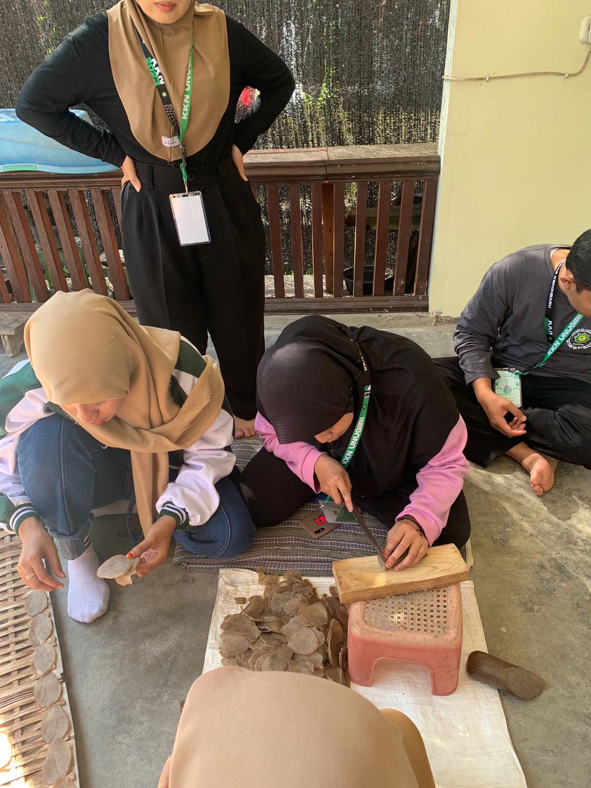 Serunya Pembuatan Krupuk Puli Bersama Mahasiswa KKN Kelompok 28 dari UNUGIRI