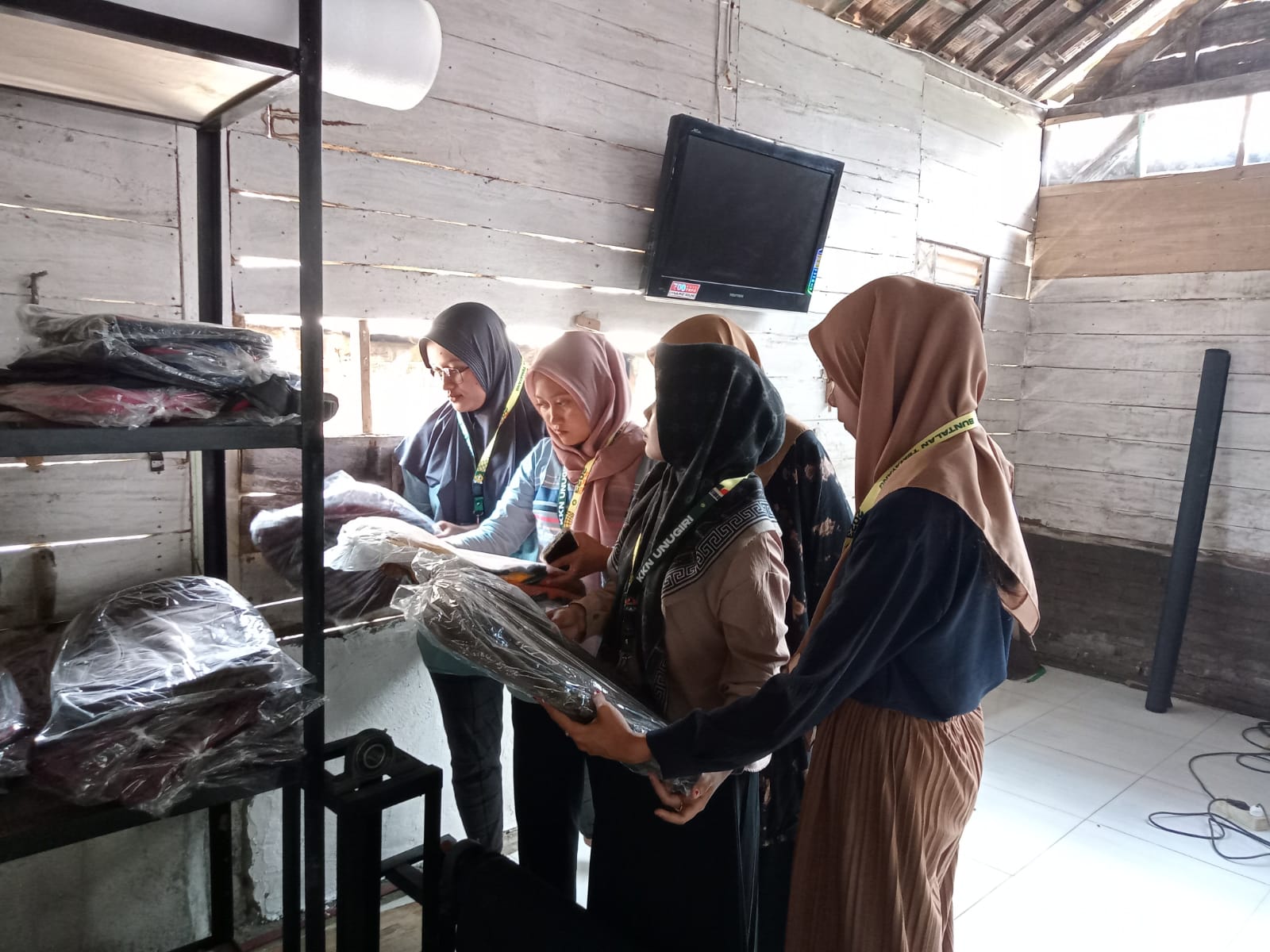 Mahasiswa KKN 48 UNUGIRI Dorong Penjualan Produk UMKM Lewat Pemanfaatkan Media Sosial