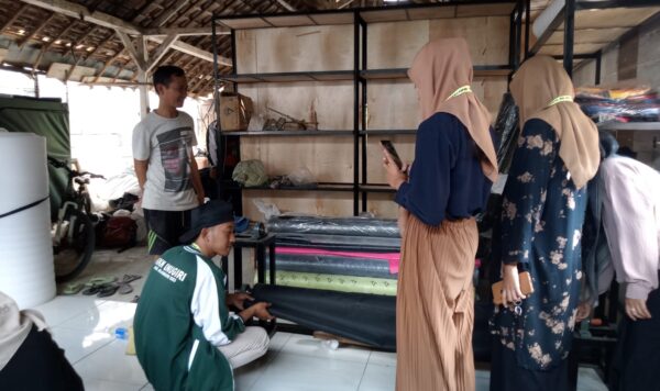 Mahasiswa KKN Kelompok 48 UNUGIRI Dorong Penjualan Produk UMKM Lewat Pemanfaatan Media Sosial