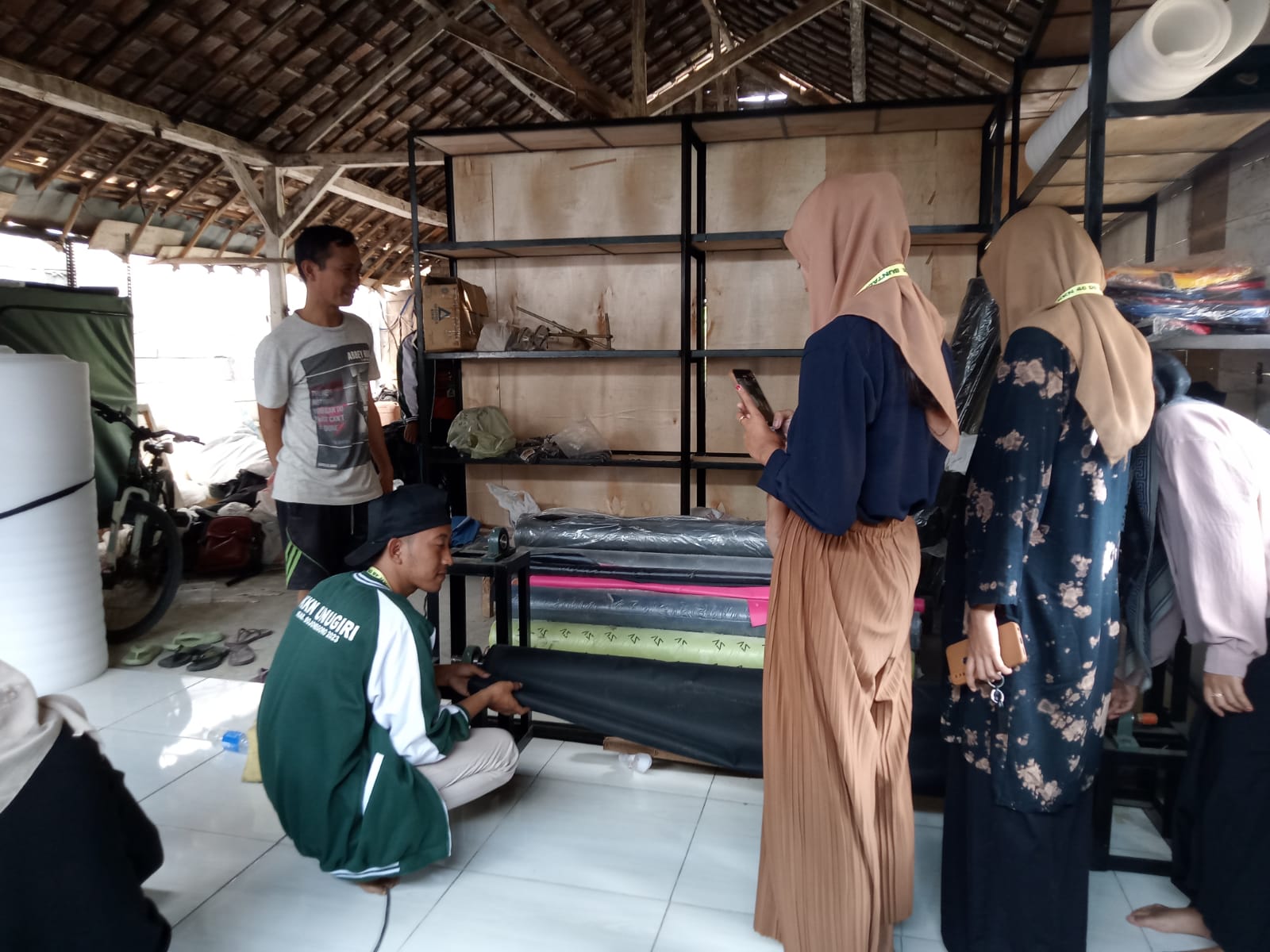 Mahasiswa KKN 48 UNUGIRI Dorong Penjualan Produk UMKM Lewat Pemanfaatkan Media Sosial