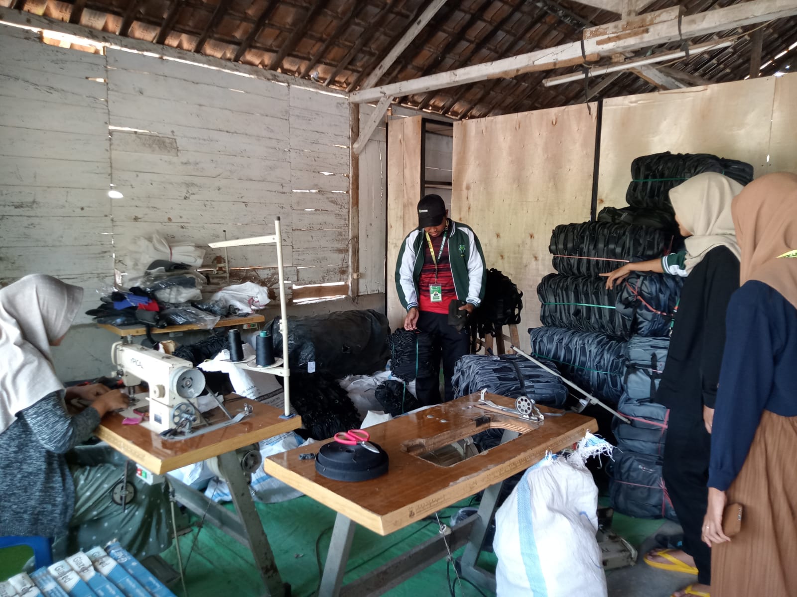 Mahasiswa KKN 48 UNUGIRI Dorong Penjualan Produk UMKM Lewat Pemanfaatkan Media Sosial