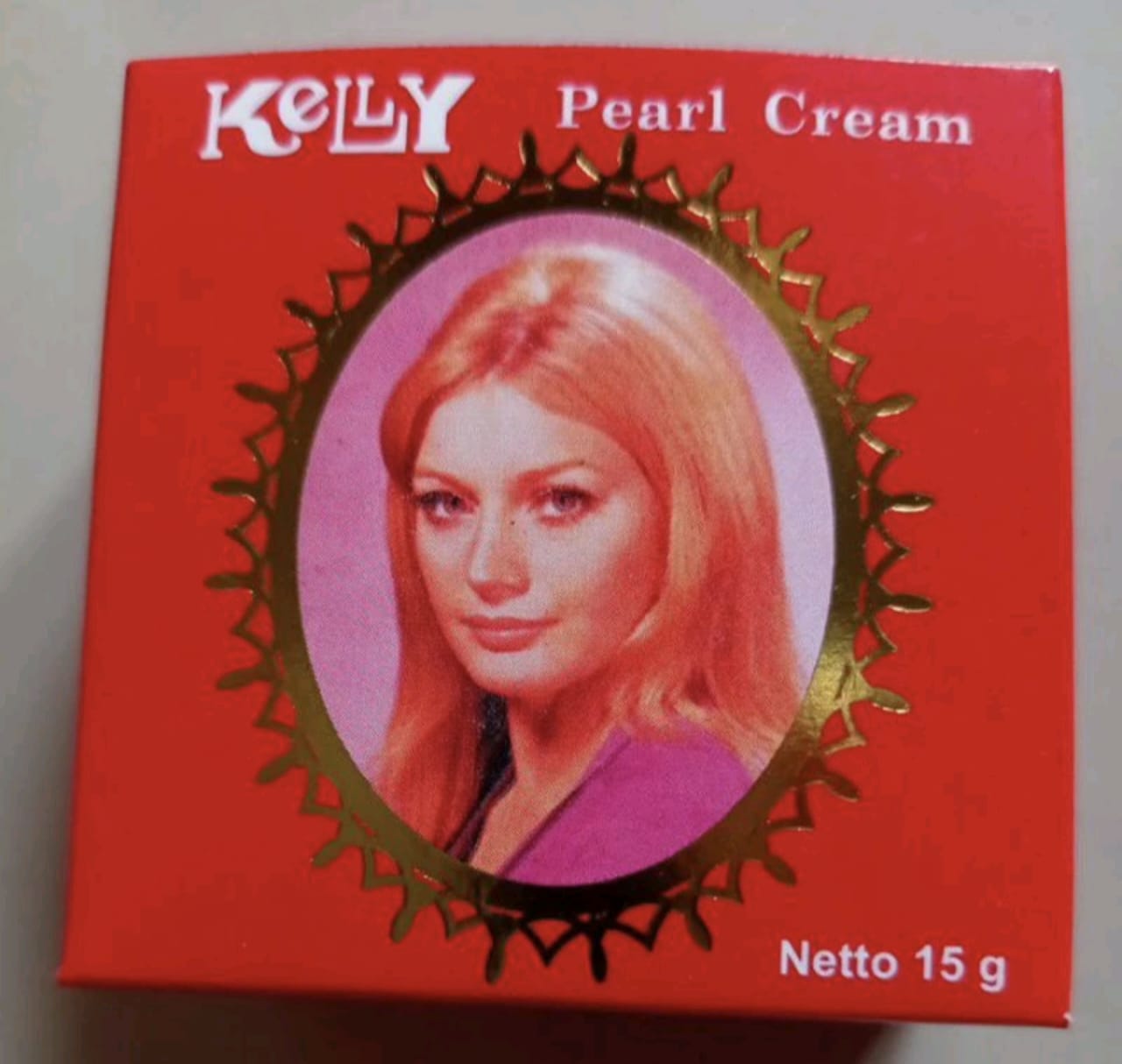 Bedak Padat Kelly Rahasia Kulit Tampak Sempurna yang Tidak Boleh Terlewatkan
