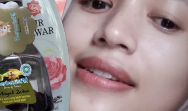 Hanya dalam 3 Hari, Anda Bisa Dapatkan Tampilan Wajah yang Awet Muda dan Mulus dengan Menggunakan Minyak Zaitun dan Air Mawar Viva Setiap Malam. Flek dan Keriput akan Hilang, Simak Caranya!