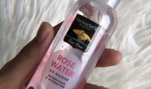 Rahasia Wajah Glowing dan Tetap Awet Muda di Usia 40 Tahun Hanya dengan Menggunakan Air Mawar! Penjelasan dan Cara Penggunaannya Ada di Sini!