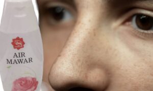 Tampil Segar dan Awet Muda di Usia 40 dengan Cara Menghindari Flek Hitam Melalui Penggunaan Rutin Air Mawar Viva di Malam Hari. Berikut Panduannya: