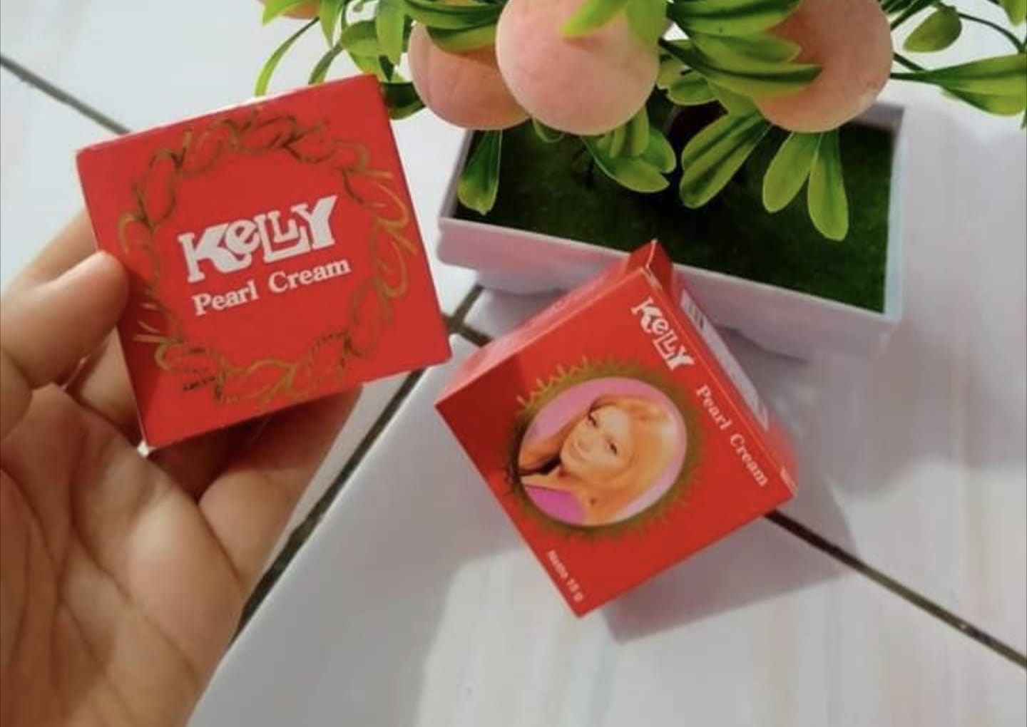 Trik 8 Cara Penggunaan Bedak Kelly yang Tahan Lama dan Membuat Wajah Lebih Putih secara Alami