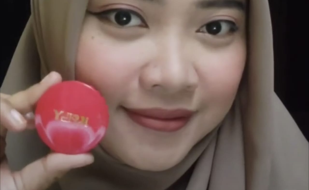 Varian Bedak Kelly Asli Selain Warna Kuning dan Kemasan Merah yang Mungkin Belum Kamu Tahu! Temukan Informasinya di Sini