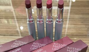 Perbedaan Lipstik Wardah Intense Matte dengan Long Lasting, Pilih yang Sesuai dengan Gaya Anda