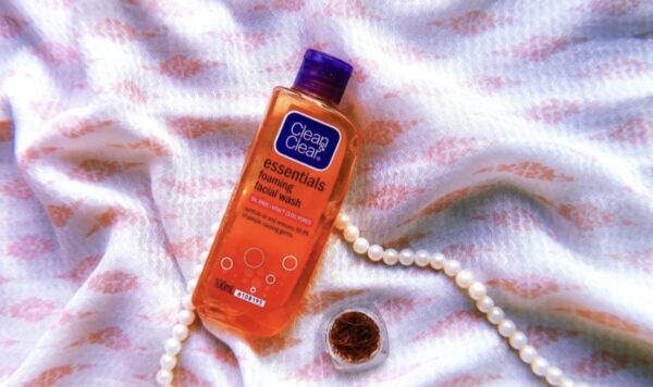 Review Clean and Clear Foaming Facial Wash untuk Jerawat, Sudah Pernah Coba?