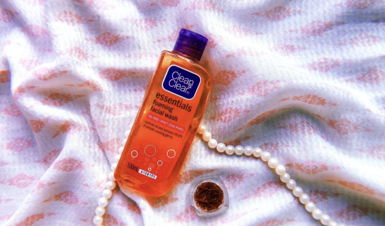 Review Clean and Clear Foaming Facial Wash untuk Jerawat, Sudah Pernah Coba