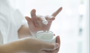 Perbedaan Moisturizer dan Sunscreen, Kapan dan Bagaimana Menggunakan Keduanya?