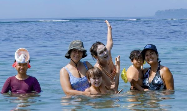 7 Potret Seru Luna Maya di Pantai, Bikin Heboh karena Pakai Sunblock Tebal!