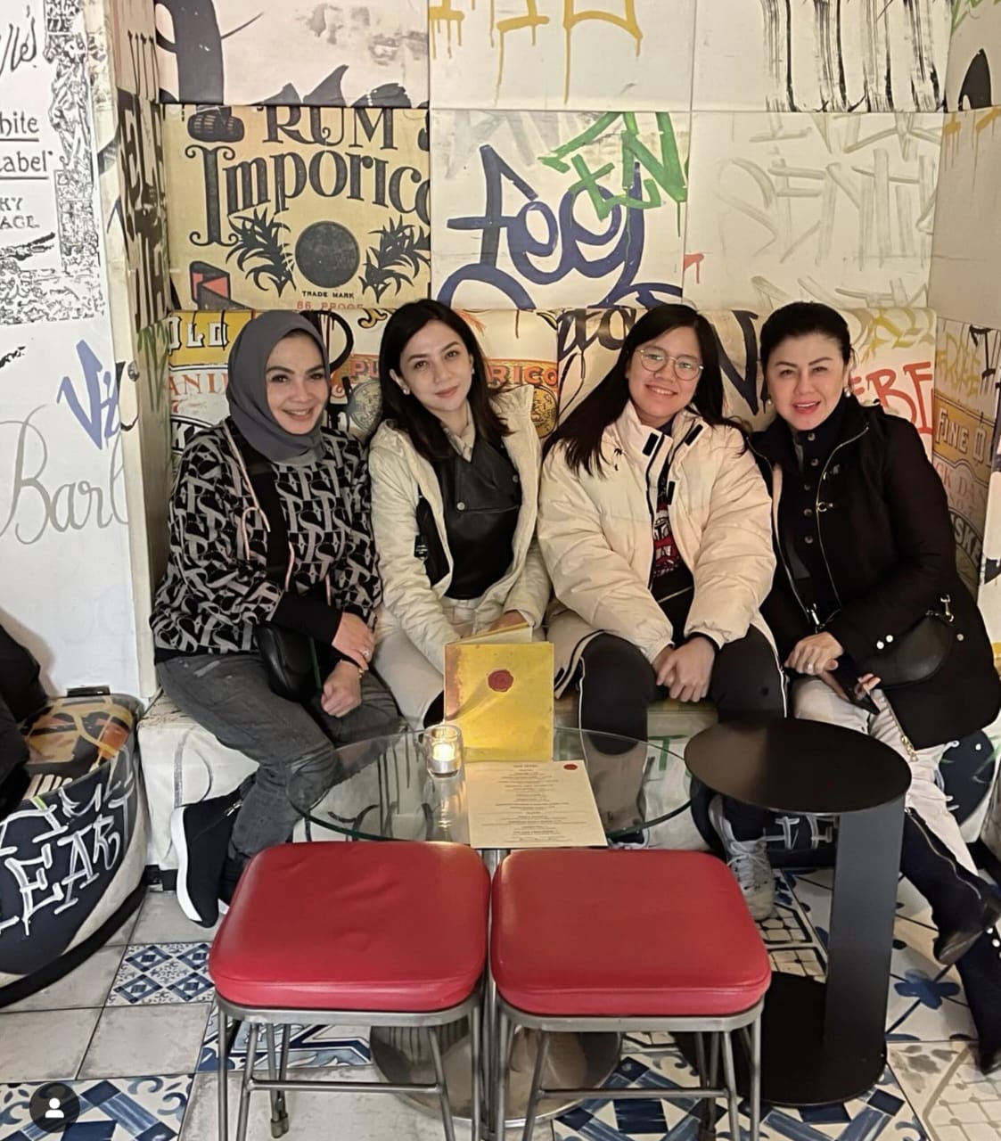 Liburan Mama Rieta dan Mami Toko
