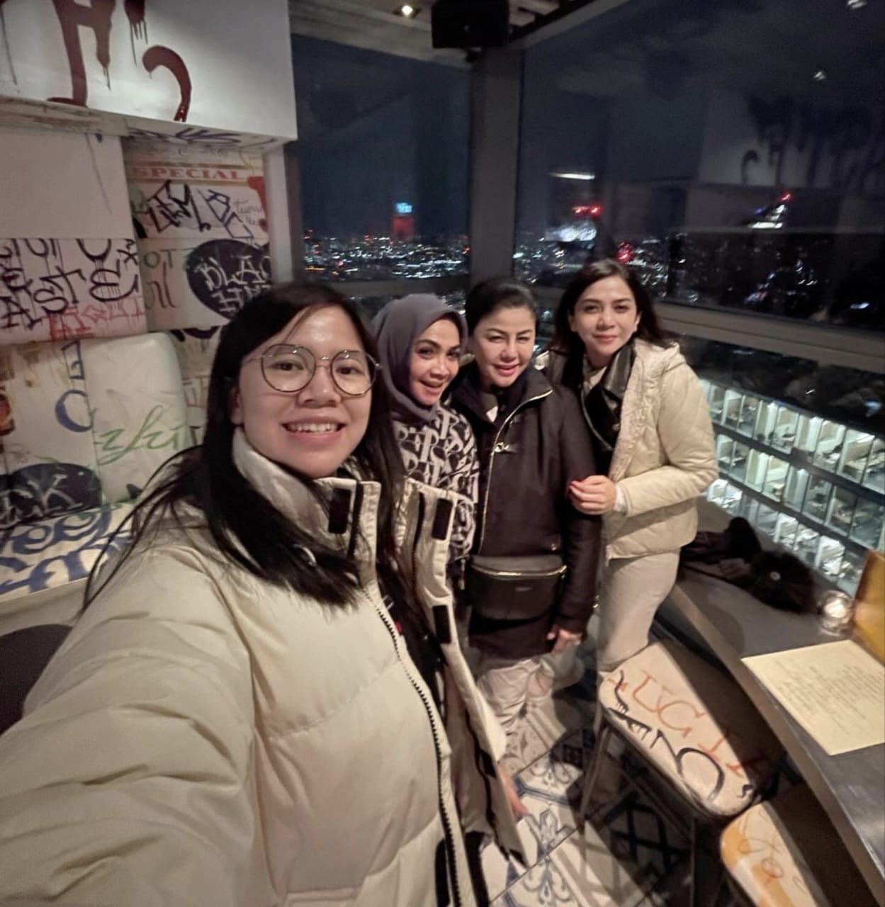 Liburan Mama Rieta dan Mami Toko