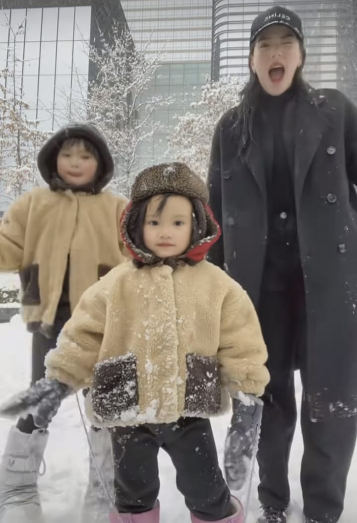 Alice Norin dan Keluarga Berlibur di Korea